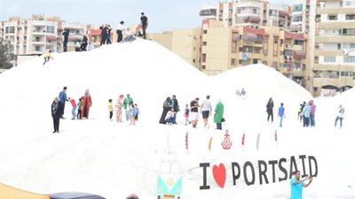 نزهة في جبال الملح وسوق السمك، شواطئ بورسعيد قبلة آلاف المصطافين في رحلات اليوم الواحد (صور)