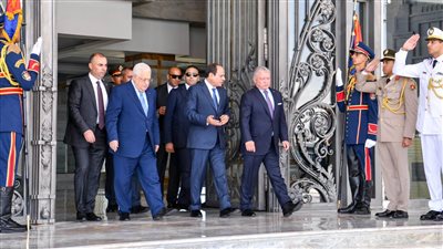 السيسي يودع رئيس فلسطين وملك الأردن عقب المشاركة في قمة العلمين (صور)