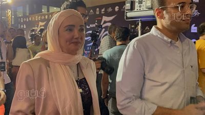 وصول عايدة الأيوبي وظهور آدم الشرقاوي بوشم في العرض الخاص لفيلم 5 جولات (فيديو) 