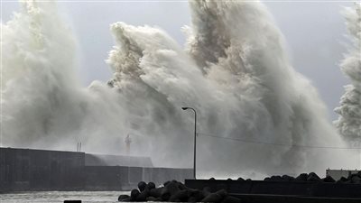 اليابان تتأهب لاستقبال الإعصار لان تزامنا مع أسبوع العطلات