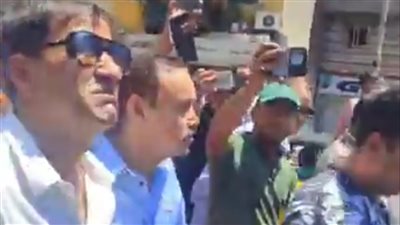 أحمد شيبة يدخل في نوبة بكاء حادة خلال جنازة والدته بالإسكندرية (فيديو وصور)