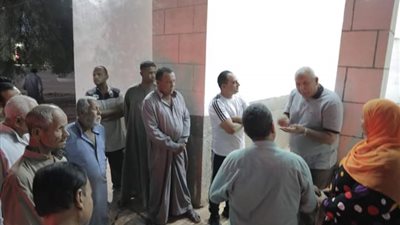 محافظ الوادي الجديد يتفقد الممشى بقرية بغداد ويلتقي أهالي القصر