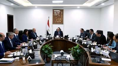 رئيس الوزراء يستعرض إجراءات تعظيم تجارة الترانزيت وإعادة التصدير