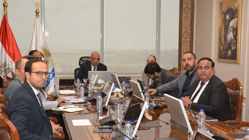  مباحثات وزير قطاع