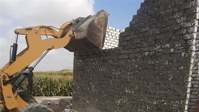 التصدِّي لمحاولة تعدٍّ بالبناء على الأرض الزراعية بمدينة القصاصين فى الإسماعيلية (صور)