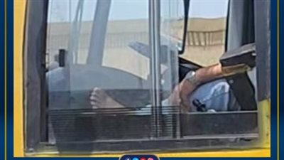 القبض على سائق أتوبيس نقل عام بسبب وضع قدمه بالنافذة (صور)