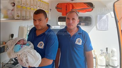 سائق ومسعف يساعدان سيدة على الولادة داخل سيارة إسعاف ببني سويف 