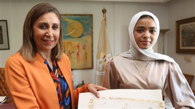 وزيرة الثقافة تكرم الطفلة 