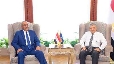 محافظ الإسماعيلية يهنئ أسامة ربيع بالتجديد له 