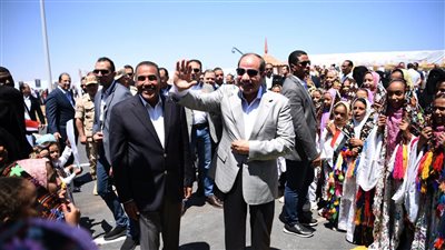 10 صور ترصد جولة السيسي في السلوم ولقاءه مع أهالي وشيوخ قبائل مطروح