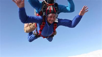 احتفالا بعيد ميلادها الـ 90، مسنة تقفز بالمظلة من ارتفاع 12 ألف قدم