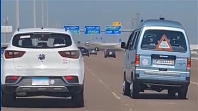 فيديو يوثق قيادة سيارتين برعونة على الطريق الدولي الساحلي، الداخلية تتخذ إجراء حاسما 