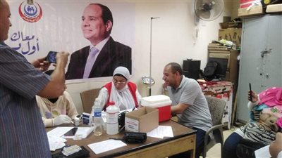 توقيع الكشف على 200 شخص في قافلة طبية بحي إمبابة (صور)