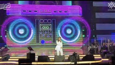 سيمون ترقص مع الجمهور على 