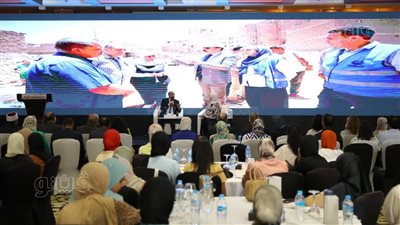 حوار شبابي مفتوح لمحافظ أسوان مع طلاب الجامعة والأكاديمية العربية(صور)