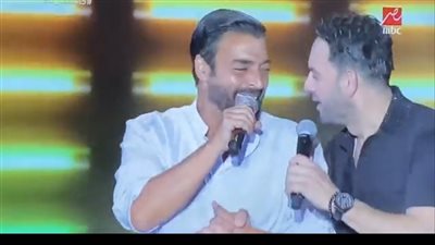 وصلة رقص وديو مميز لـ حميد الشاعري ومصطفى قمر بحفل كاسيت 90 (فيديو)