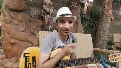 أمير فؤاد، حكاية شاب قاوم إصابته بالنخاع الشوكي بالعزف على الجيتار بكافيهات إسكندرية (فيديو وصور)