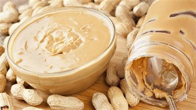 فتاة تشتري جميع علب الفول السوداني في الطائرة لسبب غريب 