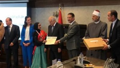 محافظ الجيزة يسلم لاب توب لأوائل الثانوية العامة والأزهرية (فيديو)