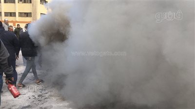 تفحم سيارة ميكروباص التهمتها النيران أمام مدرسة السعيدية بالجيزة 