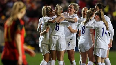 تأهل منتخب إنجلترا لنهائي مونديال السيدات يتصدر صحف العالم