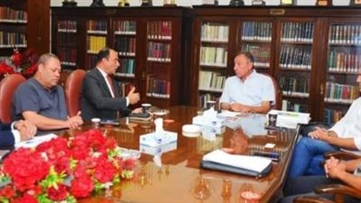 الخطيب يناقش تصورا مقترحا بين شركة الكرة بالنادي الأهلي والمستثمرين 