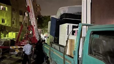إخلاء العقار المائل بمصر القديمة تمهيدا لإزالته (صور)