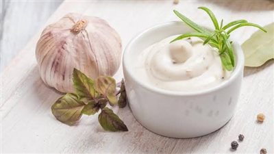 طريقة عمل الثومية الأصلية، بمكونات بسيطة وسريعة التحضير