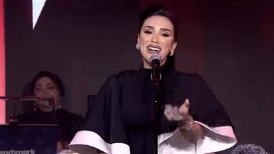 تفاعل رهيب في الأحساء مع مي فاروق وأغنيات الست حاضرة بقوة (فيديو)