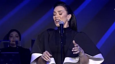 مي فاروق تشعل حفلها في السعودية بـ أغنية 