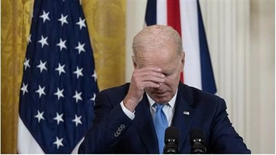 نسي التوجيهات التي تلقاها، بايدن يتعرض لموقف محرج جديد قبل إلقاء خطابه (فيديو)