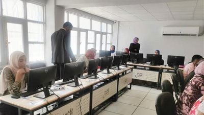 100 طالب يؤدون اختبارات القبول للطلاب المتقدمين لمدرسة التكنولوجيا التطبيقية (WE)