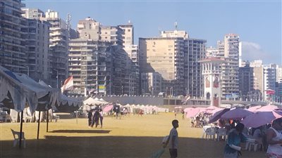 إقبال كبير على شواطئ الإسكندرية ورفع الرايات الحمراء والخضراء بشرق وغرب المحافظة 