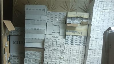 ضبط مسئول مخزن بتهمة احتكار 180 ألف علبة سجائر في الوايلي (صور) 