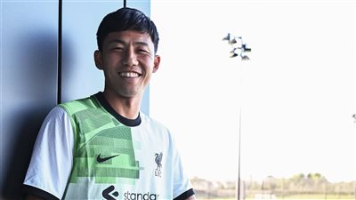 جلسة تصوير رسمية لـ واتارو إندو بقميص ليفربول (صور)