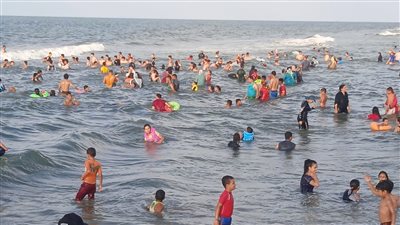 استمرار توافد المصطافين على شواطئ مصيف بلطيم (صور)