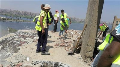 محافظة القاهرة تبدأ في إزالة عقار مصر القديمة المائل (صور)