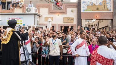 بالزغاريد والصلبان.. الآلاف يشاركون في زفة السيدة العذراء بدير درنكة (فيديو) 