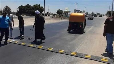 تركيب مطب صناعي بالطريق الزراعي أمام قرية إطسا البلد بالمنيا 