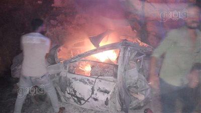 أول صور ترصد تفحم جثتين داخل سيارة مشتعلة على طريق السخنة باتجاه المعادي