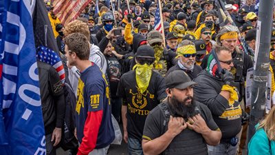 عنيفة تعادي المسلمين والمهاجرين.. معلومات عن جماعة براود بويز الأمريكية الداعمة لـ ترامب (صور)