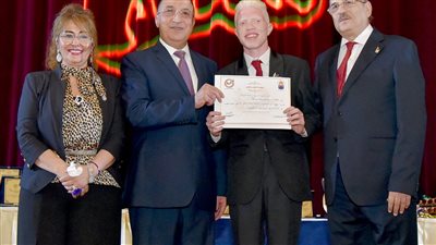 محافظ الإسكندرية يكرم أوائل الثانوية العامة والأزهرية والحاصلين على بطولات من ذوي الهمم