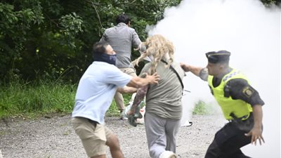 اعتقال امرأة حاولت إطفاء نيران أضرمت في المصحف الشريف بالسويد