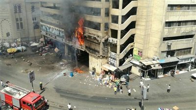 تفحم جميع محتوياته، لحظة اندلاع حريق محل عطور بمبنى جراج العتبة ( فيديو)