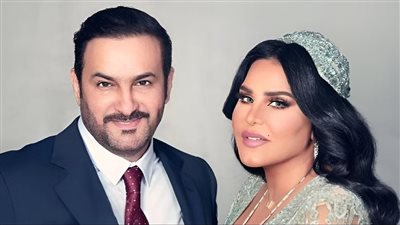 زوج أحلام يلفت الأنظار برومانسيته في حفلها بالقصيم