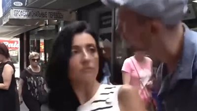 مسئولة أمريكية تتعرض لموقف محرج خلال لقاء تليفزيوني وسط الشارع (فيديو) 