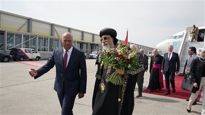 نائب رئيس الوزراء المجري يستقبل البابا تواضروس في مطار بودابست