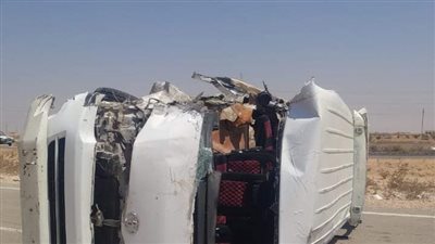 مصرع وإصابة 15 شخصا في انقلاب ميكروباص بطريق الواحات