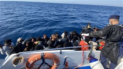 اليونان تنقذ 60 مهاجرا من تركيا، اعرف التفاصيل 