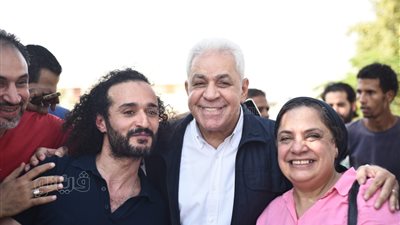 حمدين صباحي وخالد يوسف في استقبال أحمد دومة بعد الإفراج عنه (فيديو وصور)